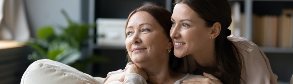 Dos mujeres sonrientes disfrutando de salud plena